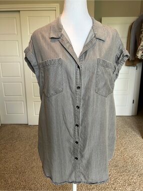 JACK’S GIRLFRIEND Gray Short Sleeve Collared Button Down Top 100% Tencel Size M
